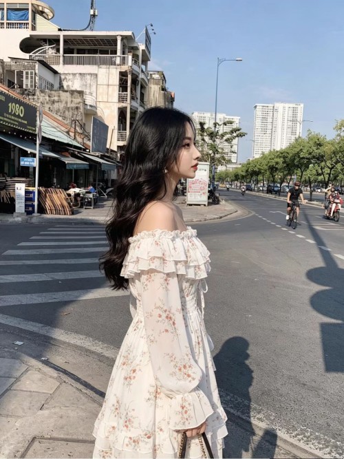 French-style gentle style one-shoulder floral dress for women in spring and summer, with a fitted waist for slimming ef