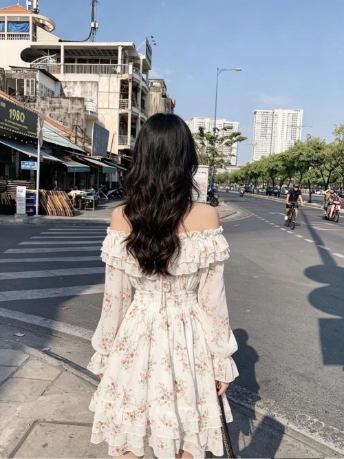 French-style gentle style one-shoulder floral dress for women in spring and summer, with a fitted waist for slimming ef